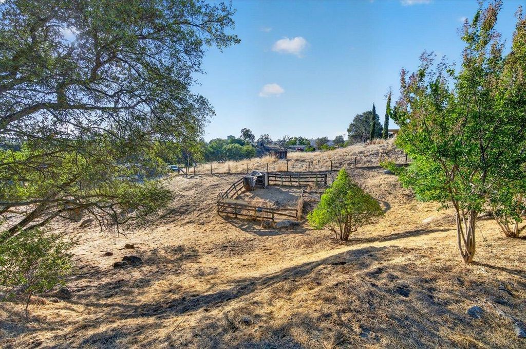 Image 36 of property listing at 28368 River Road Way, Madera, CA 93636