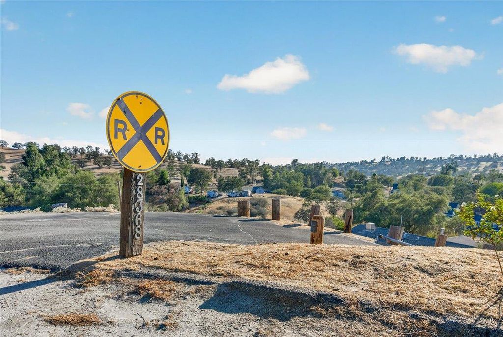 Image 37 of property listing at 28368 River Road Way, Madera, CA 93636
