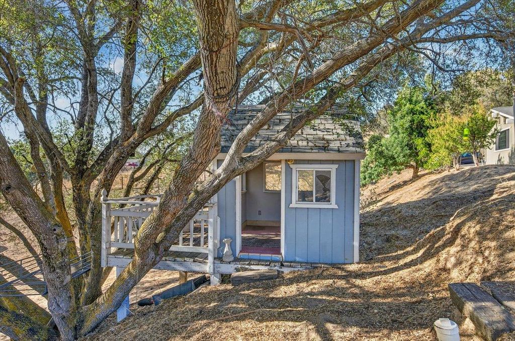 Image 39 of property listing at 28368 River Road Way, Madera, CA 93636