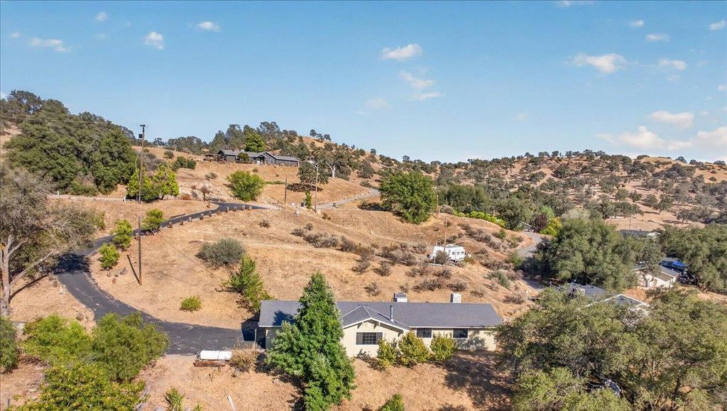 Image 41 of property listing at 28368 River Road Way, Madera, CA 93636