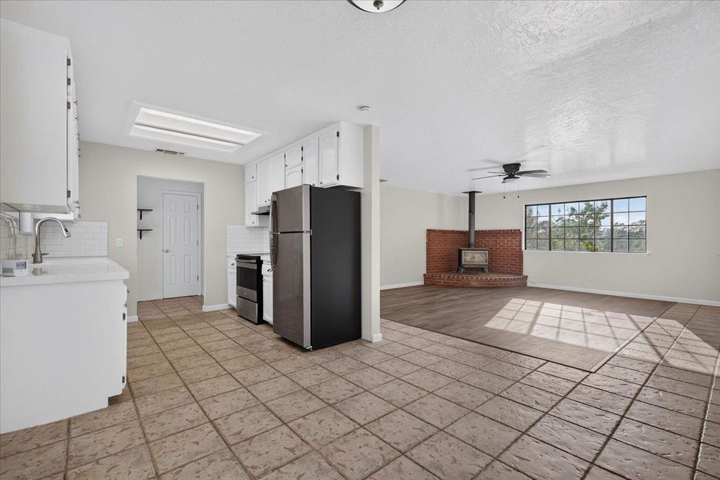 Image 5 of property listing at 28368 River Road Way, Madera, CA 93636