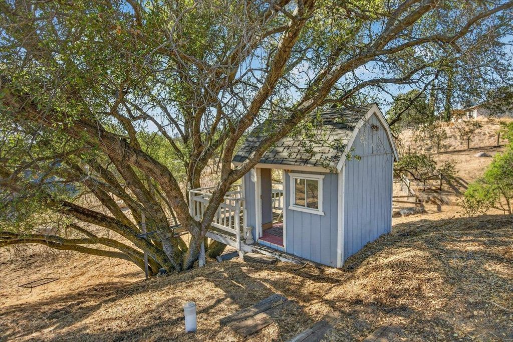 Image 6 of property listing at 28368 River Road Way, Madera, CA 93636