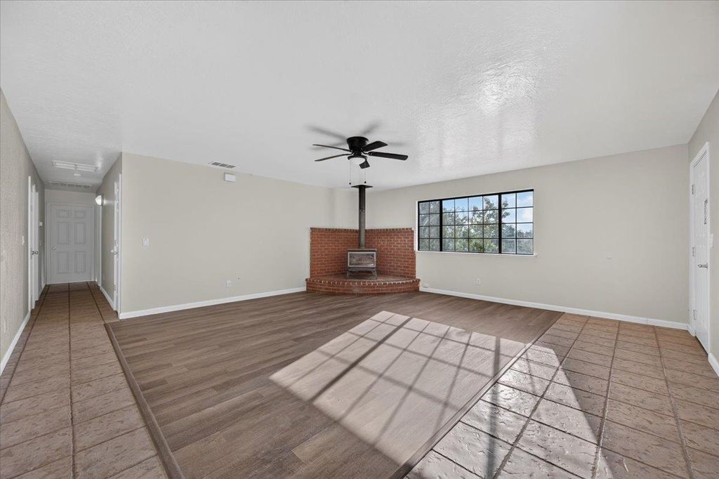 Image 7 of property listing at 28368 River Road Way, Madera, CA 93636