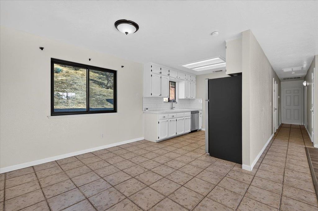 Image 9 of property listing at 28368 River Road Way, Madera, CA 93636