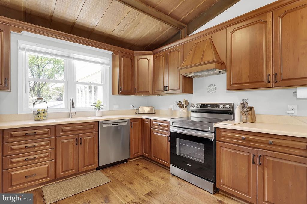 Image 17 of property listing at 12420 DEOUDES RD, Boyds, MD 20841