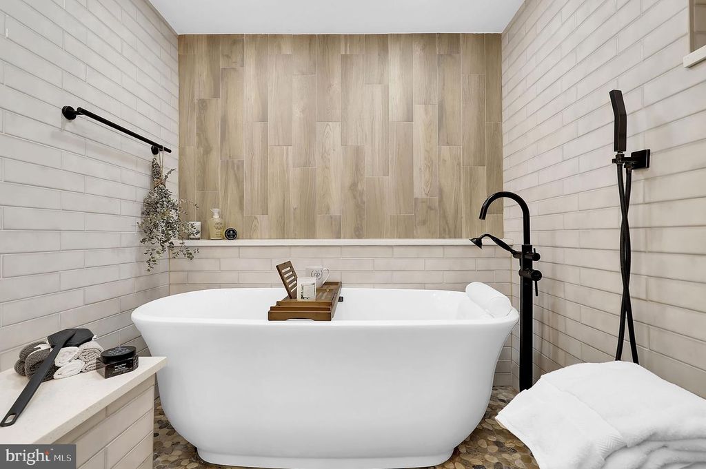 Image 28 of property listing at 12420 DEOUDES RD, Boyds, MD 20841