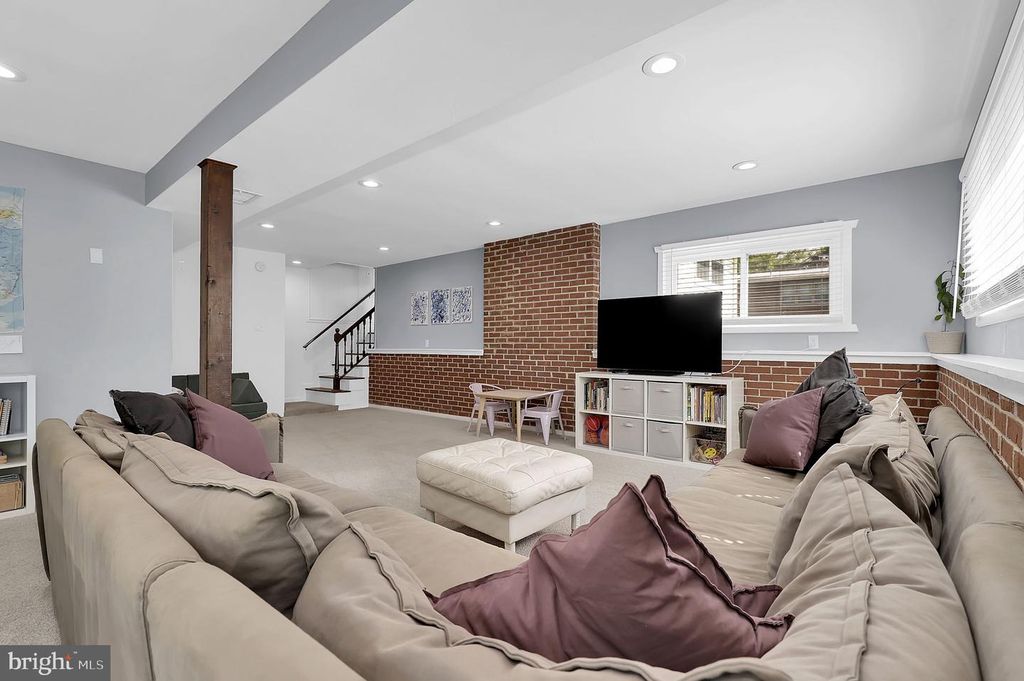 Image 32 of property listing at 12420 DEOUDES RD, Boyds, MD 20841