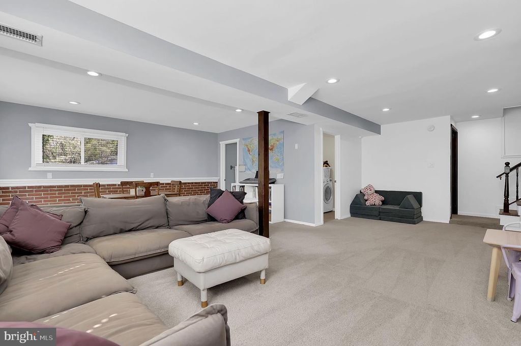 Image 35 of property listing at 12420 DEOUDES RD, Boyds, MD 20841