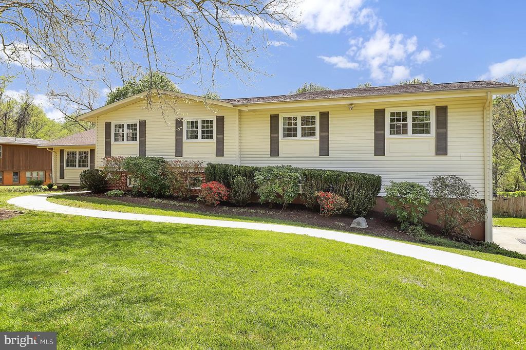 Image 4 of property listing at 12420 DEOUDES RD, Boyds, MD 20841