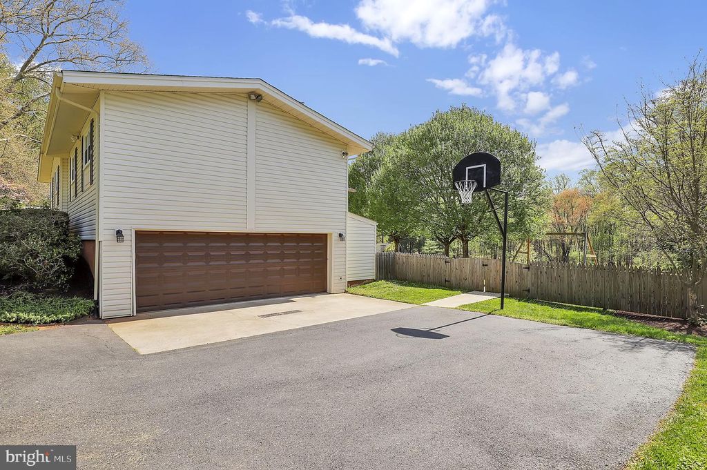 Image 5 of property listing at 12420 DEOUDES RD, Boyds, MD 20841