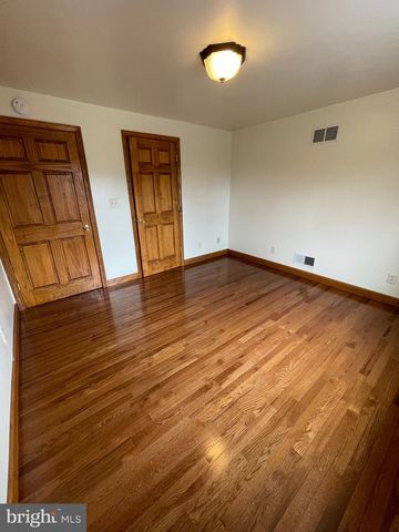 228 N CENTRE AVE, Leesport, PA 19533