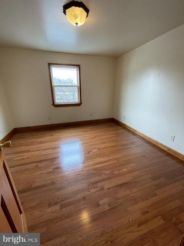228 N CENTRE AVE, Leesport, PA 19533