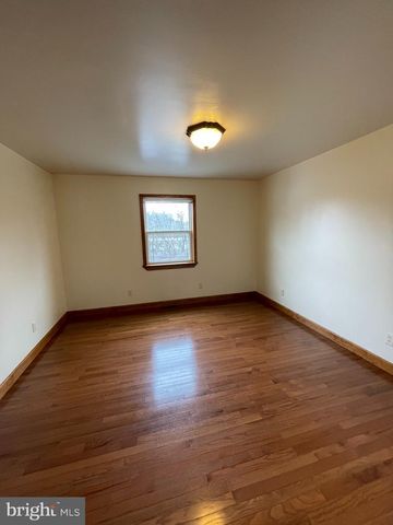 228 N CENTRE AVE, Leesport, PA 19533