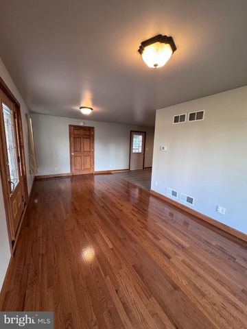 228 N CENTRE AVE, Leesport, PA 19533
