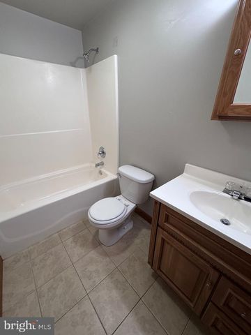 228 N CENTRE AVE, Leesport, PA 19533