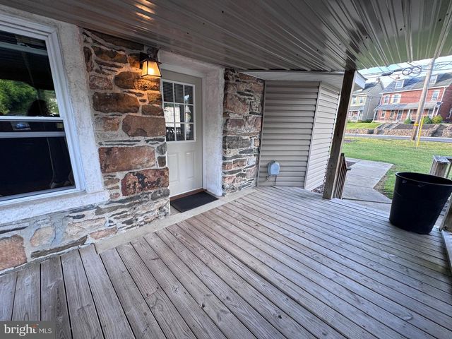 228 N CENTRE AVE, Leesport, PA 19533