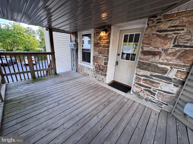 228 N CENTRE AVE, Leesport, PA 19533