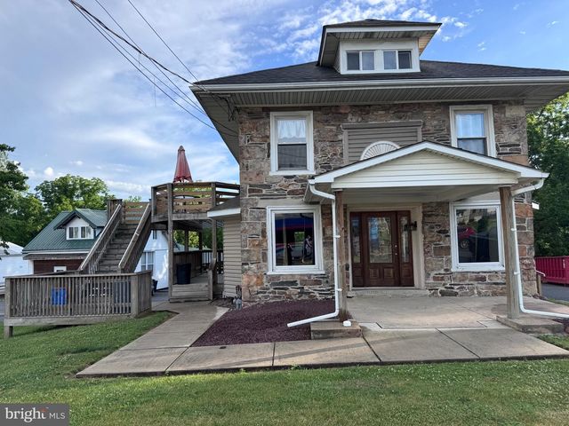 228 N CENTRE AVE, Leesport, PA 19533