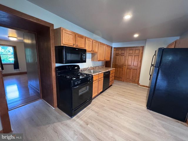 228 N CENTRE AVE, Leesport, PA 19533