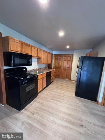 228 N CENTRE AVE, Leesport, PA 19533