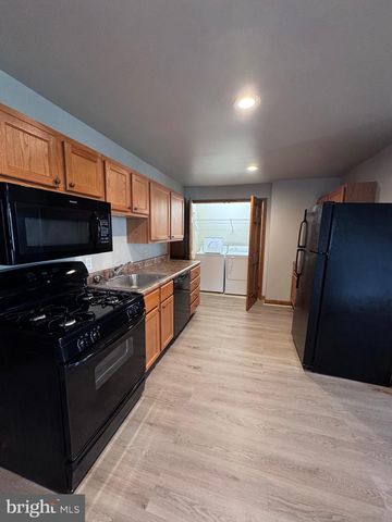 228 N CENTRE AVE, Leesport, PA 19533