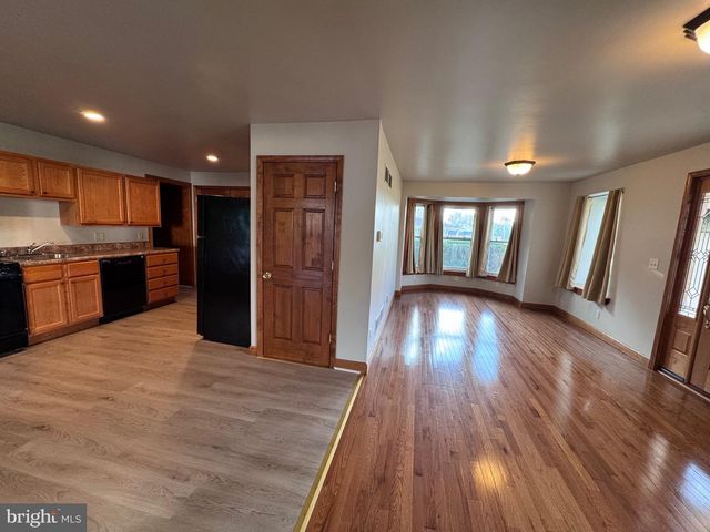 228 N CENTRE AVE, Leesport, PA 19533
