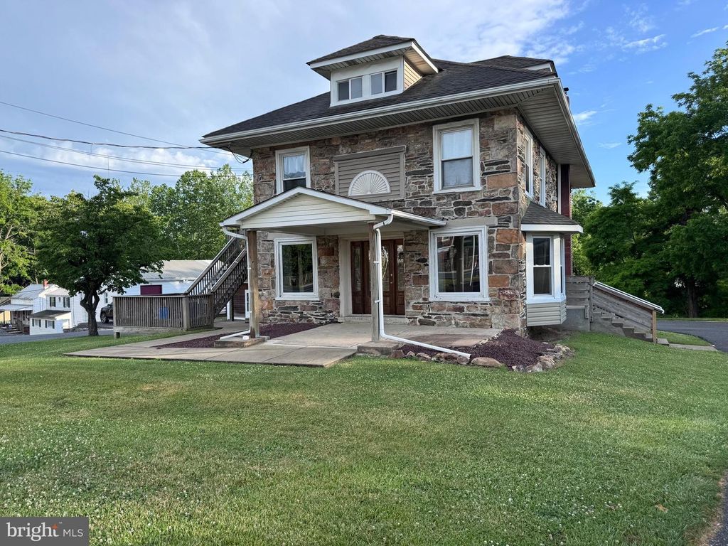 228 N CENTRE AVE, Leesport, PA 19533