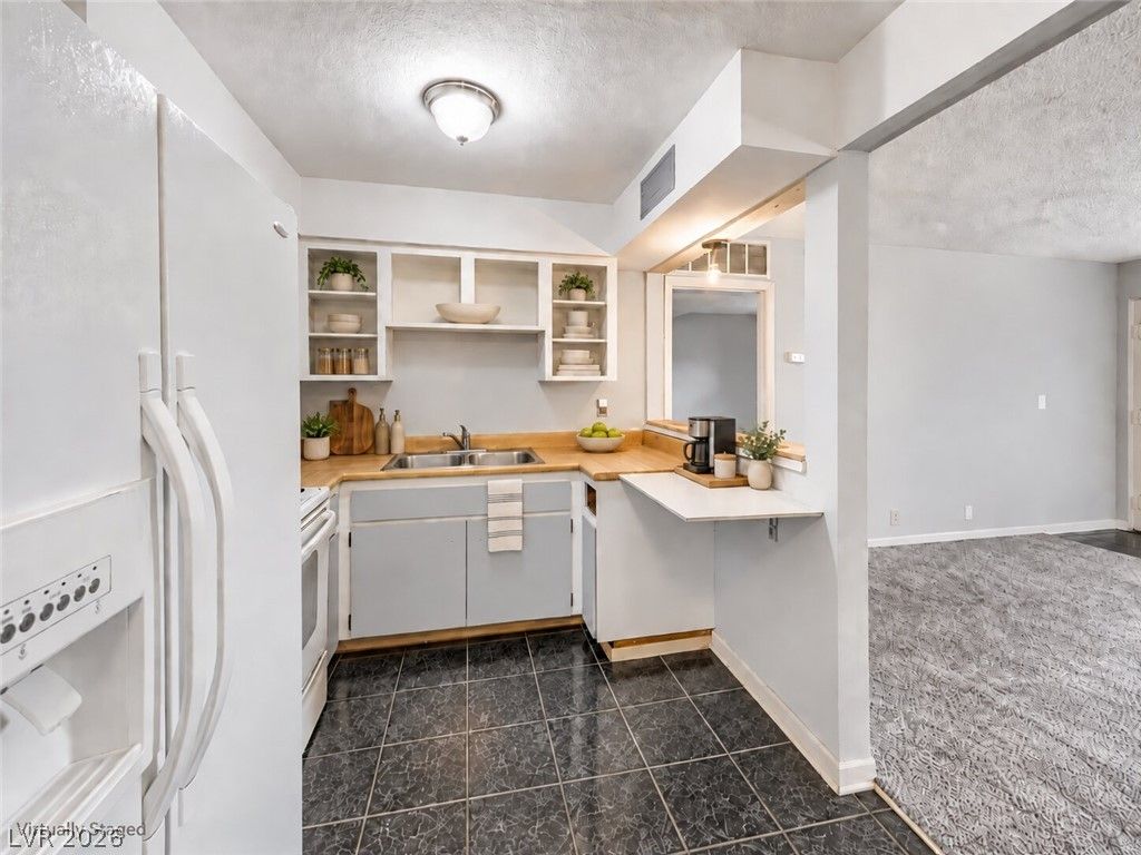 615 South Royal Crest Circle 16, Las Vegas, NV 89169 — photo 4