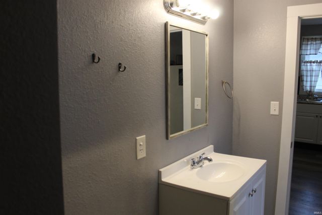 215 E Keyser St, Garrett, IN 46738