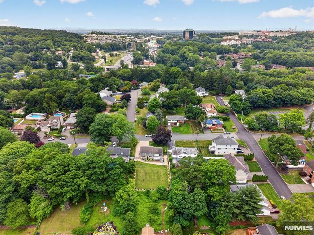 57 Hemlock Road, Little Falls, NJ 07424