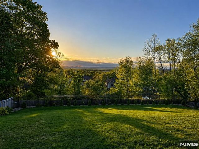 57 Hemlock Road, Little Falls, NJ 07424