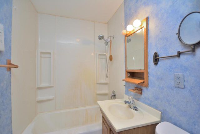 19014 W Linnie Lac PLACE, New Berlin, WI 53146