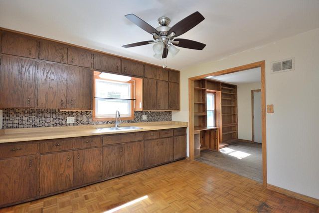 19014 W Linnie Lac PLACE, New Berlin, WI 53146