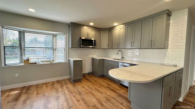 27 Southridge Drive 1, Glen Cove, NY 11542