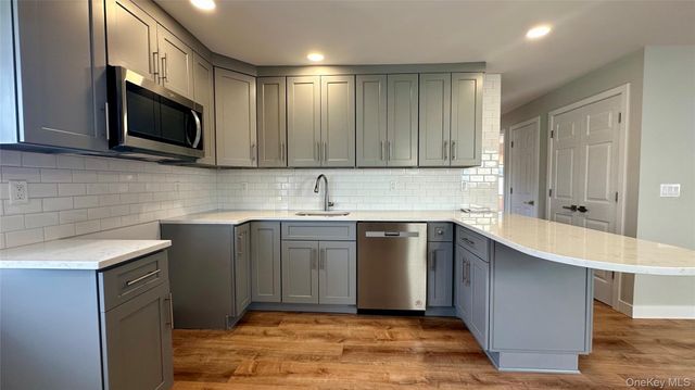 27 Southridge Drive 1, Glen Cove, NY 11542