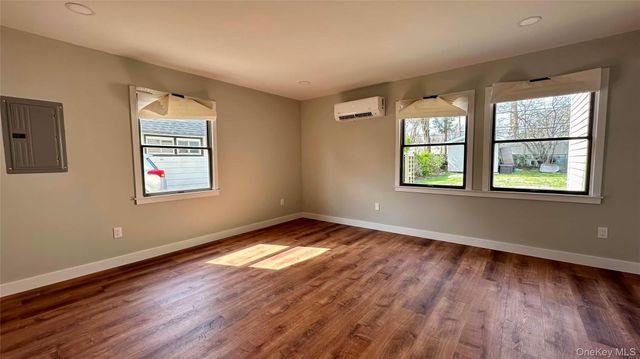 27 Southridge Drive 1, Glen Cove, NY 11542