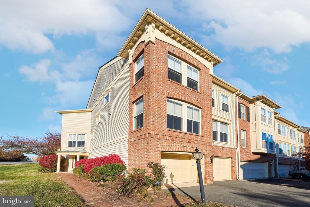 42464 REGAL WOOD DR, Brambleton, VA 20148