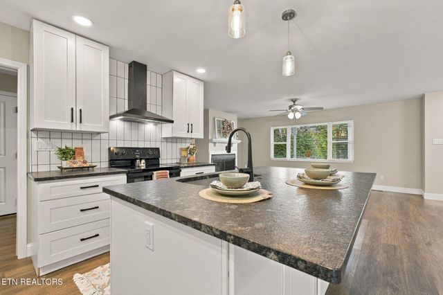 6130 Grove Drive, Knoxville, TN 37918