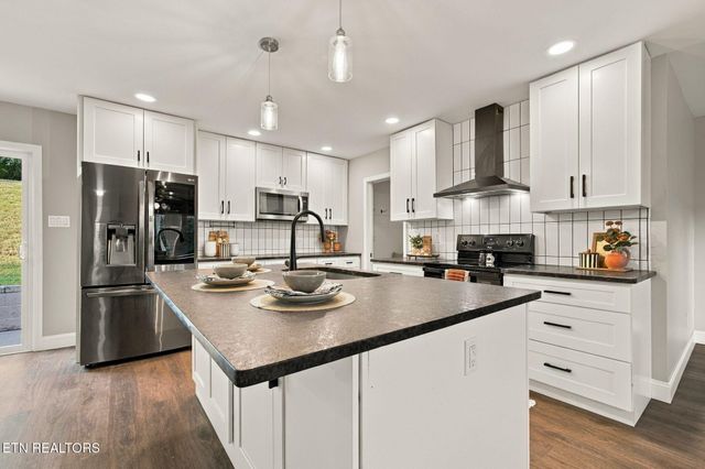 6130 Grove Drive, Knoxville, TN 37918
