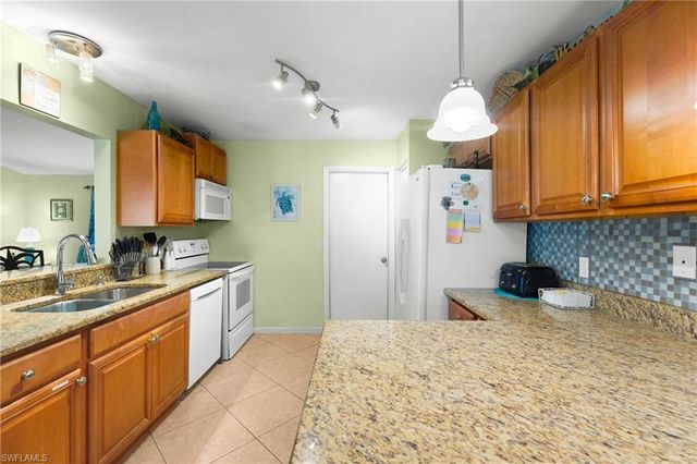 2718 SW 9th PL, Cape Coral, FL 33914