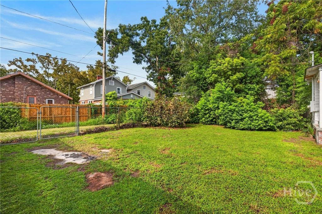 Image 10 of property listing at 825 E 34th Street, Savannah, GA 31401