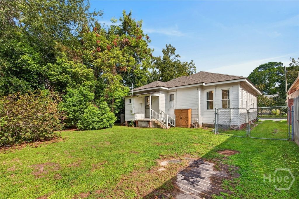 Image 11 of property listing at 825 E 34th Street, Savannah, GA 31401