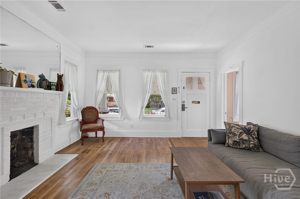 Image 20 of property listing at 825 E 34th Street, Savannah, GA 31401
