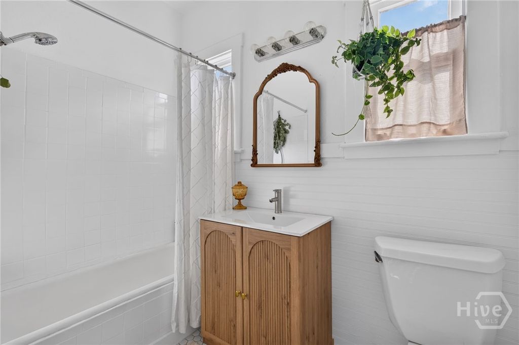 Image 26 of property listing at 825 E 34th Street, Savannah, GA 31401