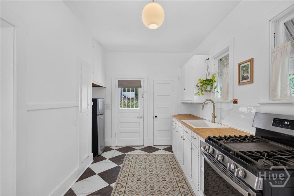 Image 36 of property listing at 825 E 34th Street, Savannah, GA 31401