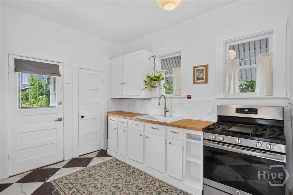 Image 37 of property listing at 825 E 34th Street, Savannah, GA 31401