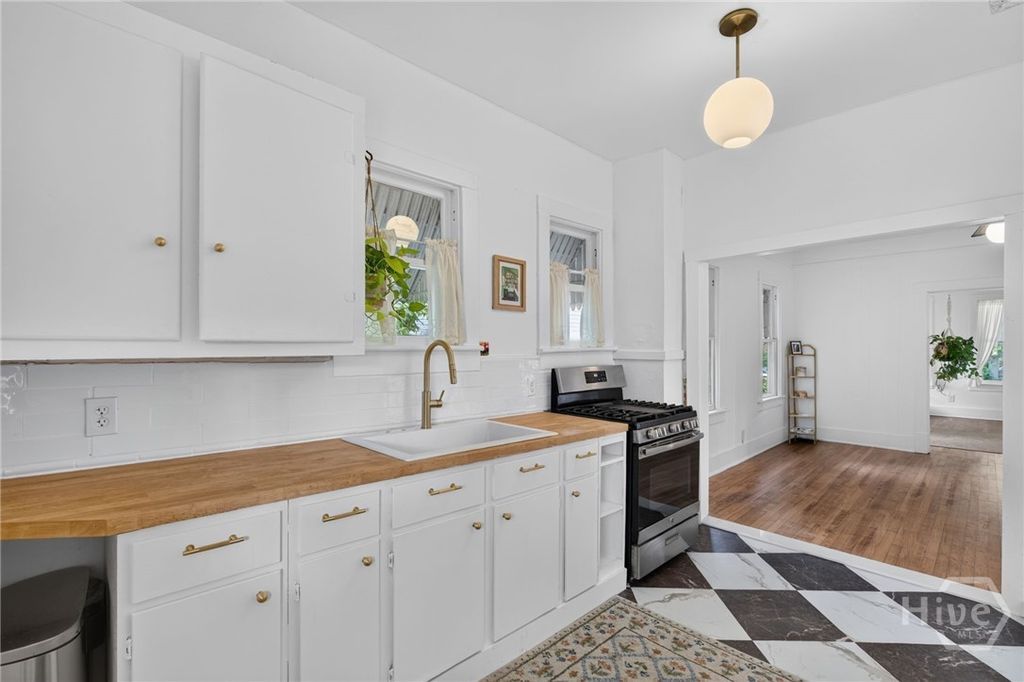 Image 38 of property listing at 825 E 34th Street, Savannah, GA 31401