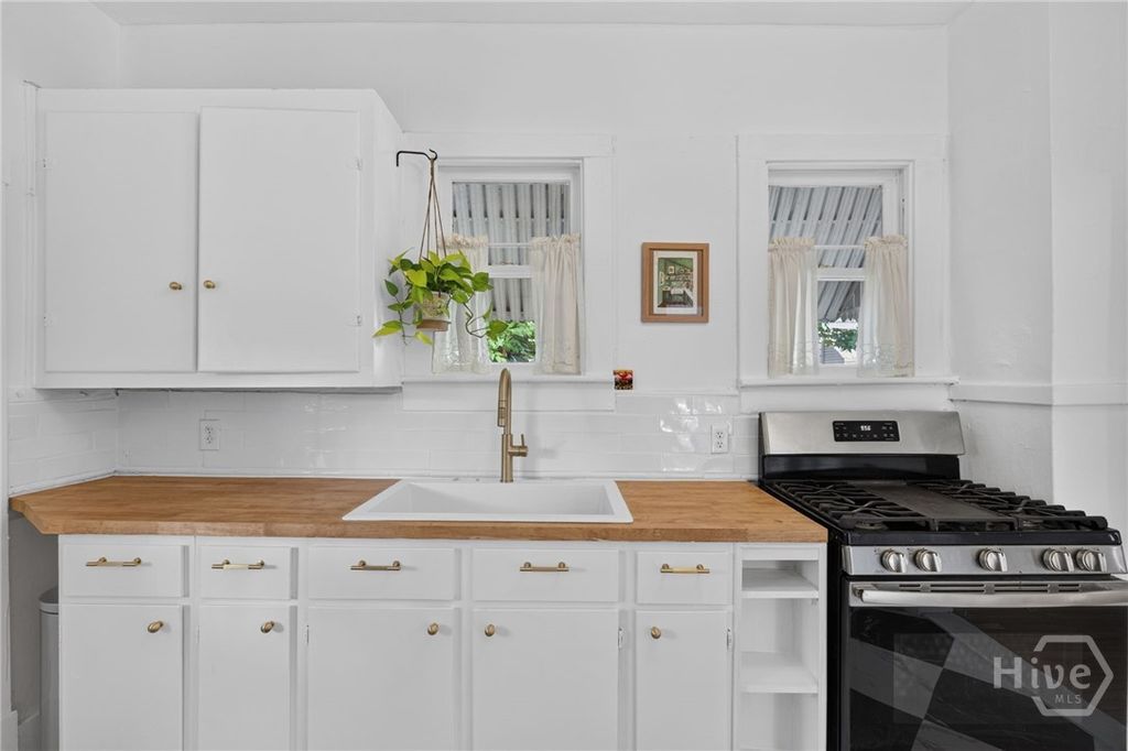 Image 39 of property listing at 825 E 34th Street, Savannah, GA 31401