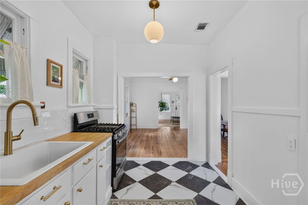 Image 40 of property listing at 825 E 34th Street, Savannah, GA 31401