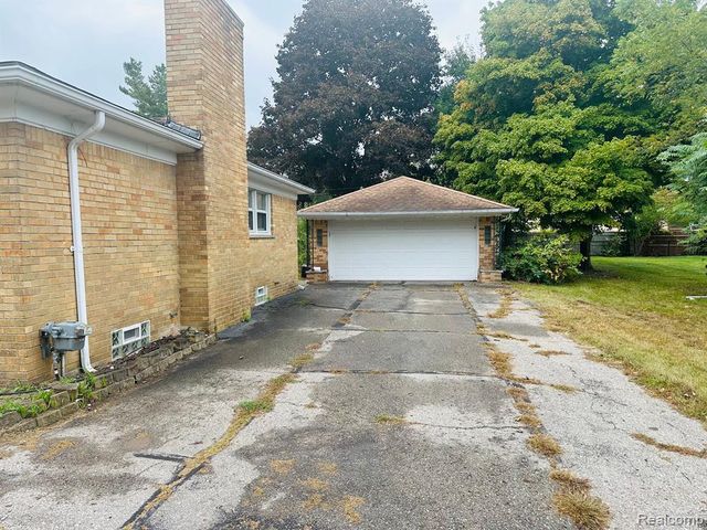 2230 Middlebelt Road, West Bloomfield, MI 48324